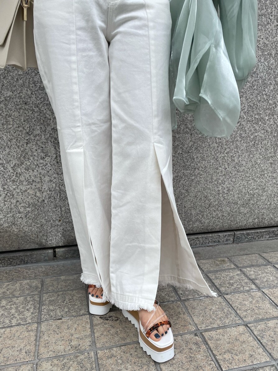 ホワイト系のその他パンツ、グリーン系のシャツ/ブラウス、ホワイト系のハンドバッグを着用したレディースの春コーディネートの5枚目の写真