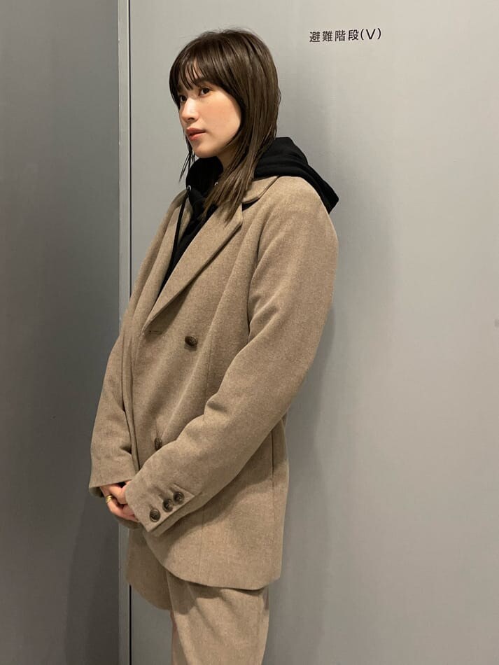 ブラック系のブーツ、ブラウン系のテーラードジャケット、ブラウン系のスラックスを着用したレディースの秋コーディネートの5枚目の写真