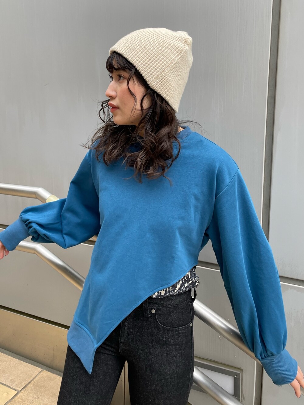 ブルー系のTシャツ/カットソー、ブラック系のデニムパンツを着用したレディースの冬コーディネートの4枚目の写真