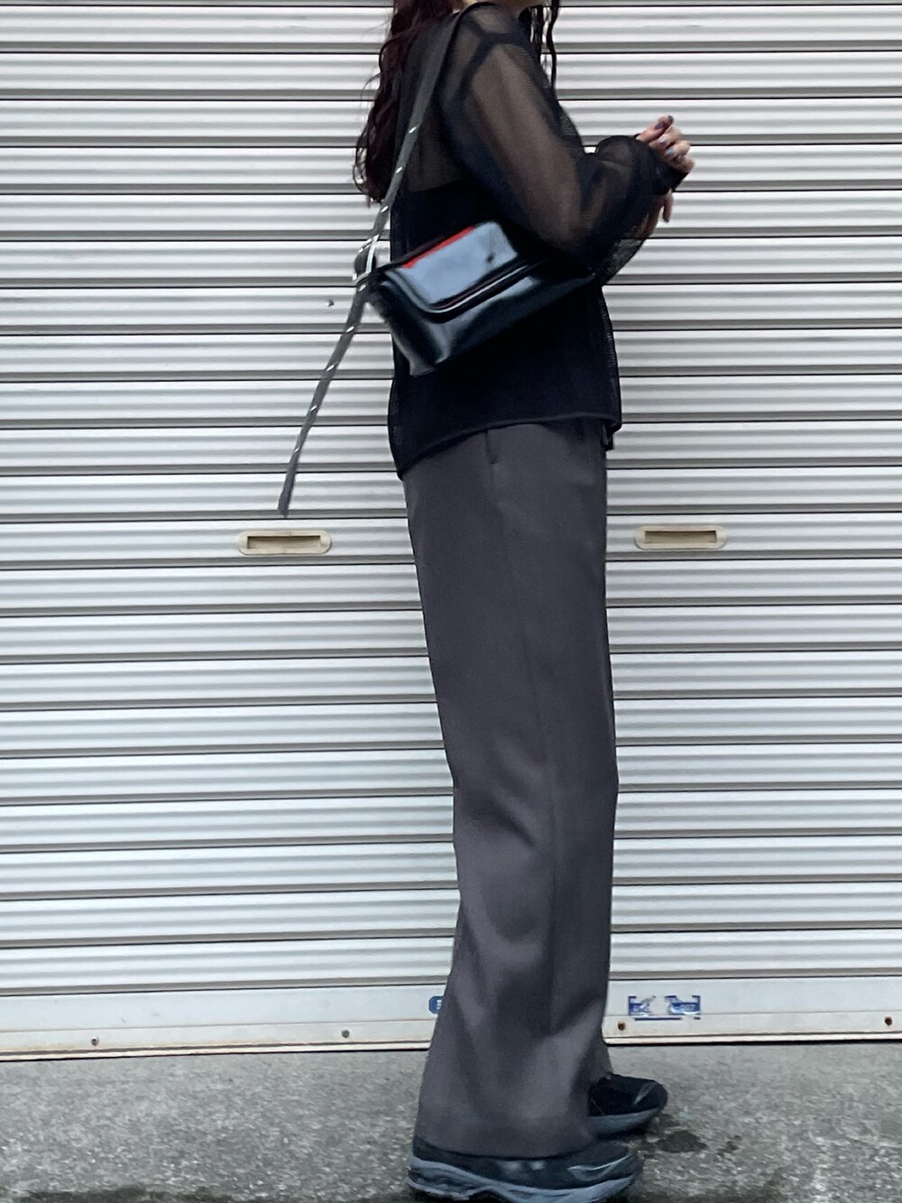 ブラック系のTシャツ/カットソー、グレー系のその他パンツ、ブラック系のショルダーバッグを着用したレディースの春コーディネートの3枚目の写真