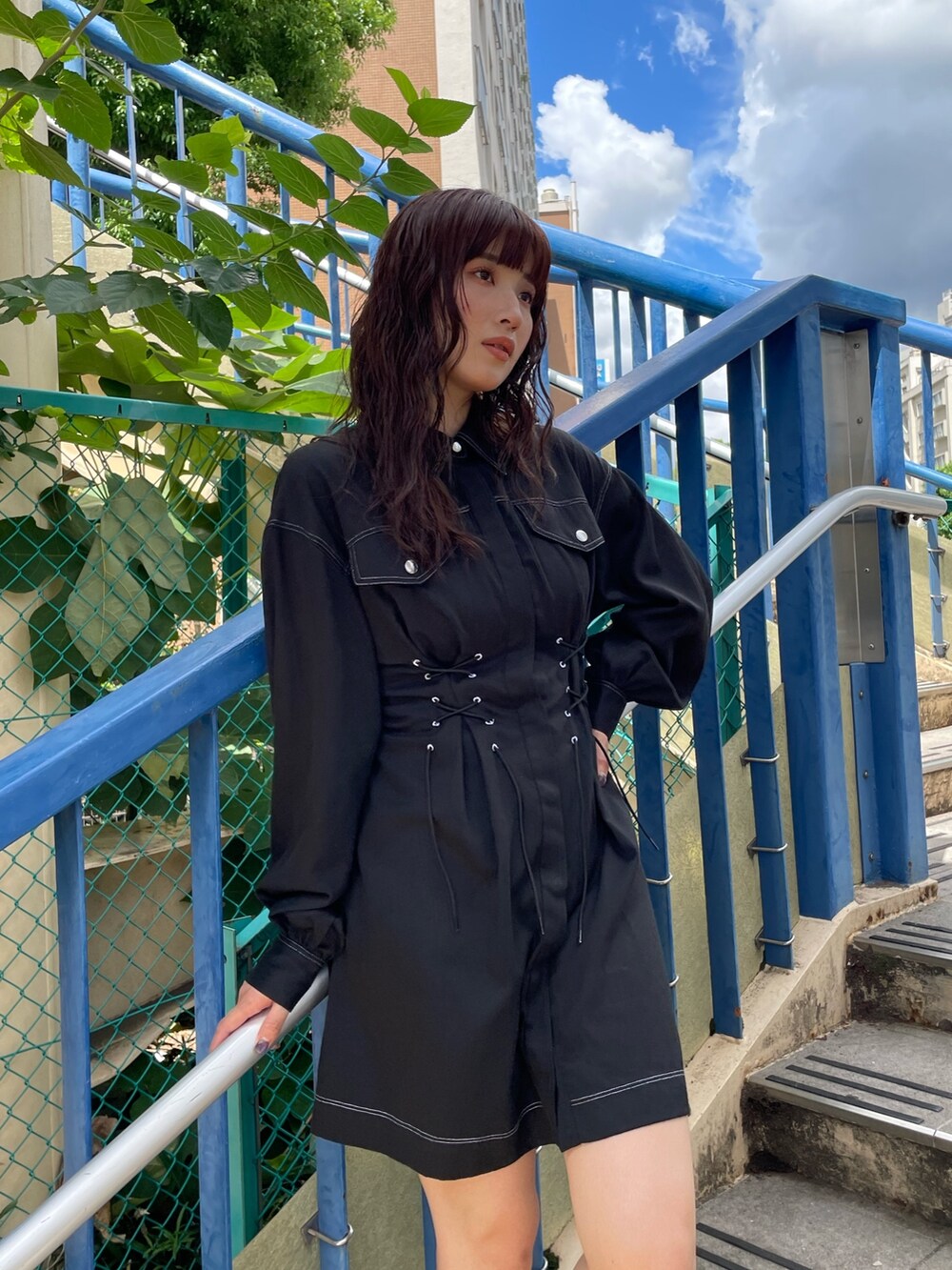 ブラック系のワンピースを着用したレディースの秋コーディネートの2枚目の写真