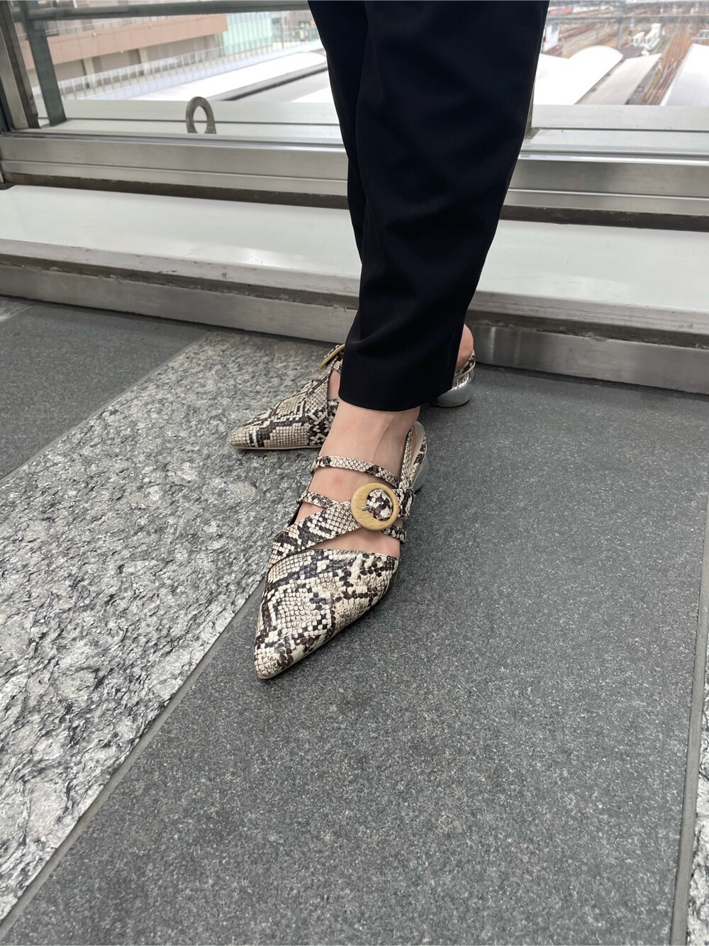 ブラック系のつなぎ/オールインワン、ホワイト系のシャツ/ブラウス、その他のパンプスを着用したレディースの春コーディネートの7枚目の写真