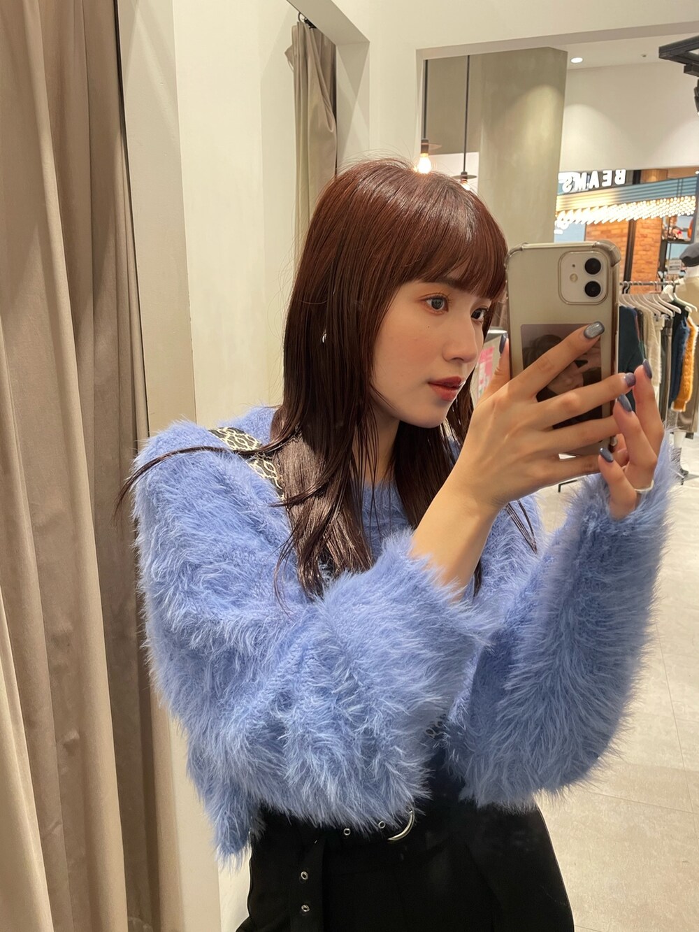 ブルー系のニット/セーター、ブラック系のその他パンツを着用したレディースの秋コーディネートの4枚目の写真