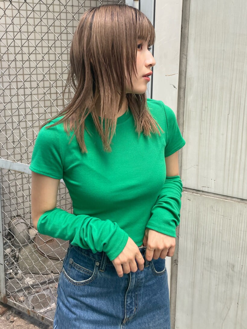 ブルー系のデニムパンツ、ブルー系のデニムパンツ、グリーン系のTシャツ/カットソーを着用したレディースの秋コーディネートの3枚目の写真