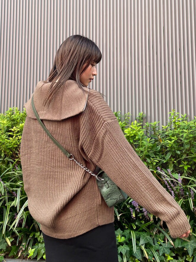 ブラック系のブーツ、ブラウン系のニット/セーター、グリーン系のショルダーバッグを着用したレディースの秋コーディネートの5枚目の写真