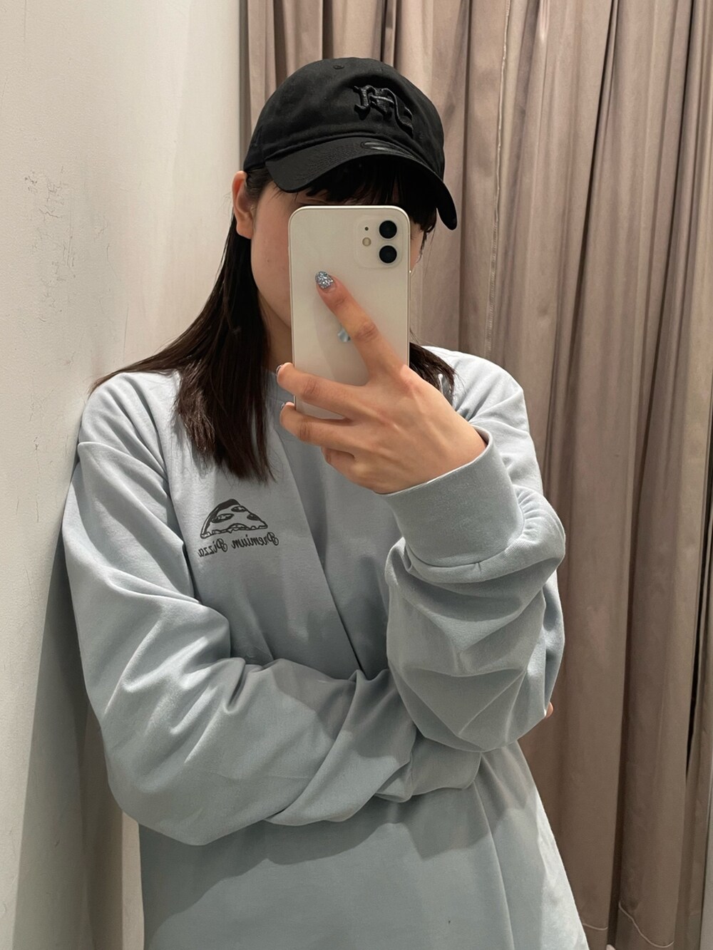 ホワイト系のスカート、ブルー系のTシャツ/カットソー、ブラック系のキャップを着用したレディースの冬コーディネートの6枚目の写真