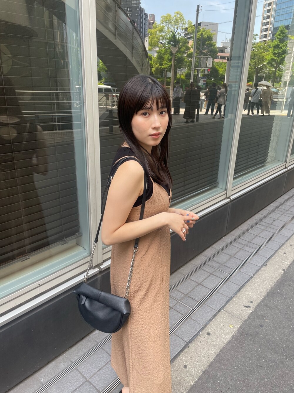 ブラック系のタンクトップ、ブラック系のサンダル、ブラウン系のワンピースを着用したレディースの春コーディネートの4枚目の写真