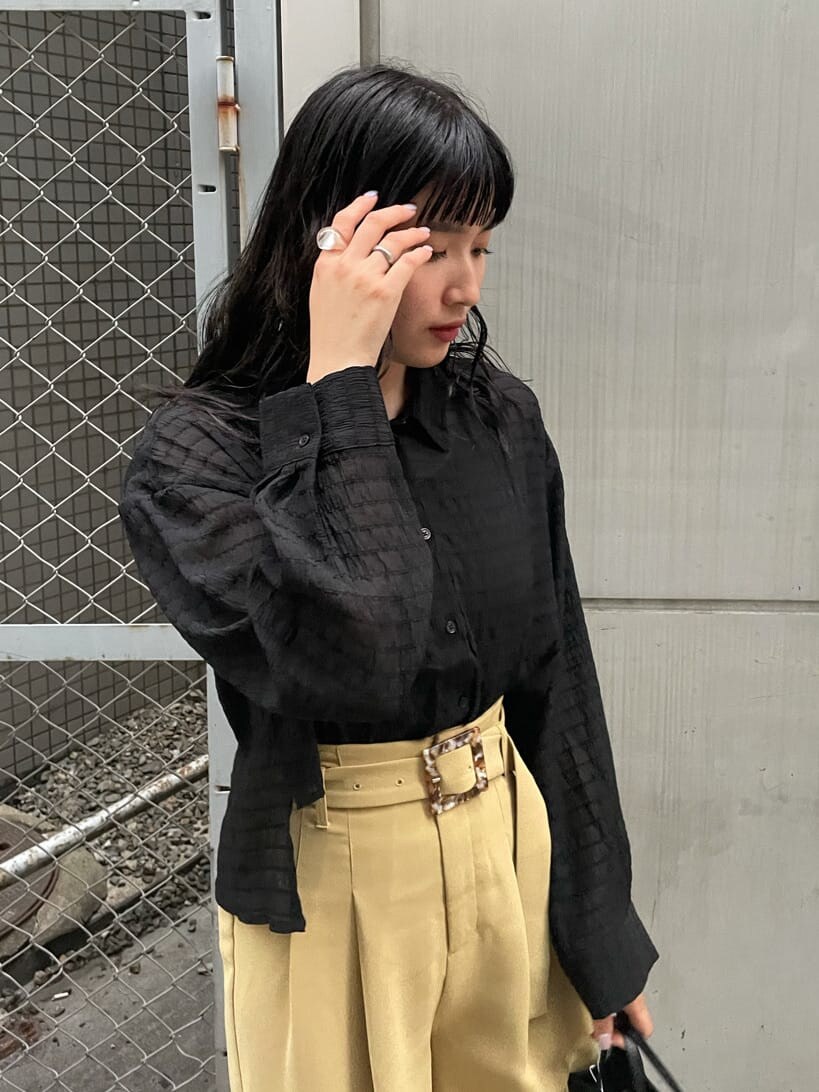 ブラック系のシャツ/ブラウス、イエロー系のその他パンツ、ブラック系のサンダルを着用したレディースの夏コーディネートの4枚目の写真