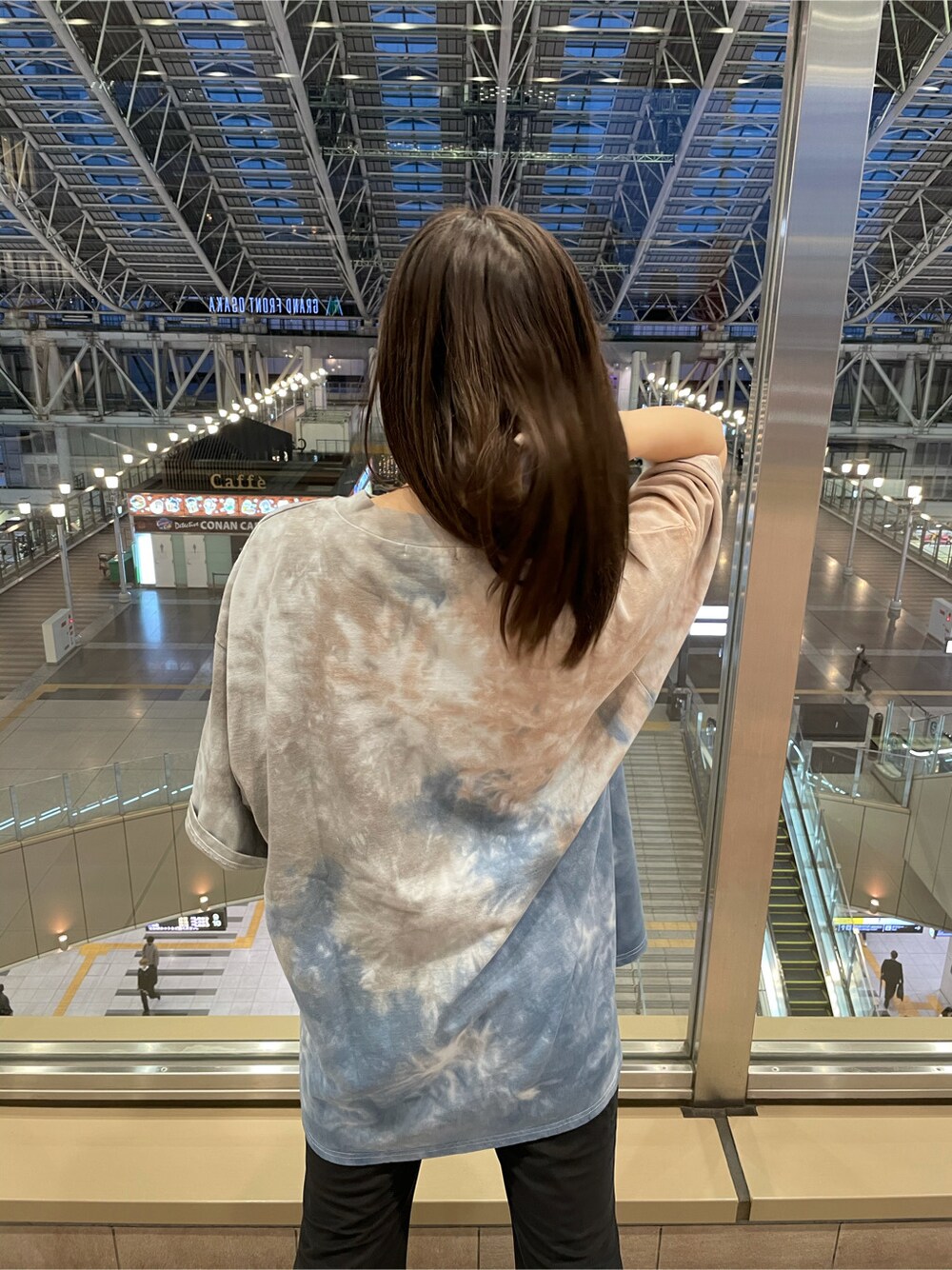 ブラック系のサンダル、ブラック系のスラックス、その他のTシャツ/カットソーを着用したレディースの春コーディネートの3枚目の写真