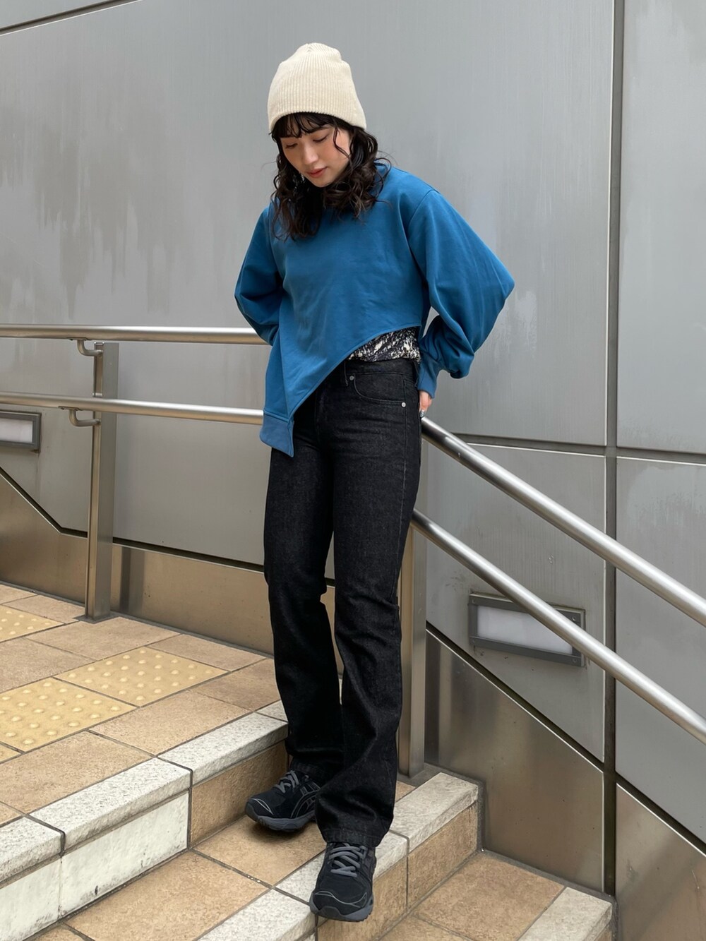 ブルー系のTシャツ/カットソー、ブラック系のデニムパンツを着用したレディースの冬コーディネートの2枚目の写真