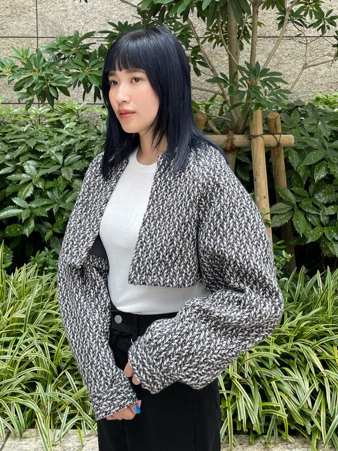 ブラック系のデニムパンツ、ブルー系のトレンチコートを着用したレディースの夏コーディネートの10枚目の写真