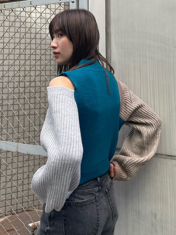 ブラック系のブーツ、ブルー系のニット/セーター、ブラック系のムートンコートを着用したレディースの秋コーディネートの9枚目の写真