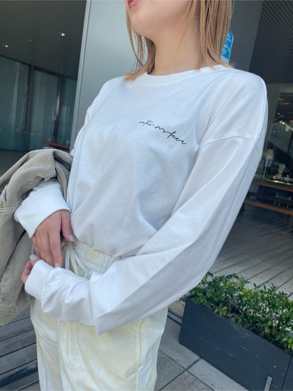 ベージュ系のデニムジャケット、その他のその他パンツ、ホワイト系のTシャツ/カットソーを着用したレディースの春コーディネートの7枚目の写真