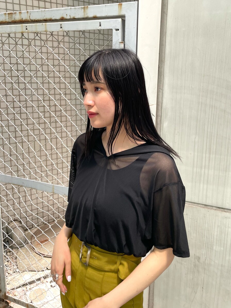 ベージュ系のその他パンツ、ブラック系のサンダル、ブラック系のTシャツ/カットソーを着用したレディースの春コーディネートの2枚目の写真