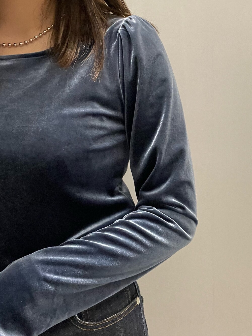 ブルー系のTシャツ/カットソー、ブラック系のブーツを着用したレディースの秋コーディネートの6枚目の写真
