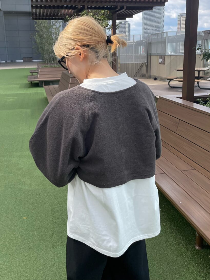 ブラック系のスラックス、グレー系のTシャツ/カットソーを着用したレディースの冬コーディネートの5枚目の写真