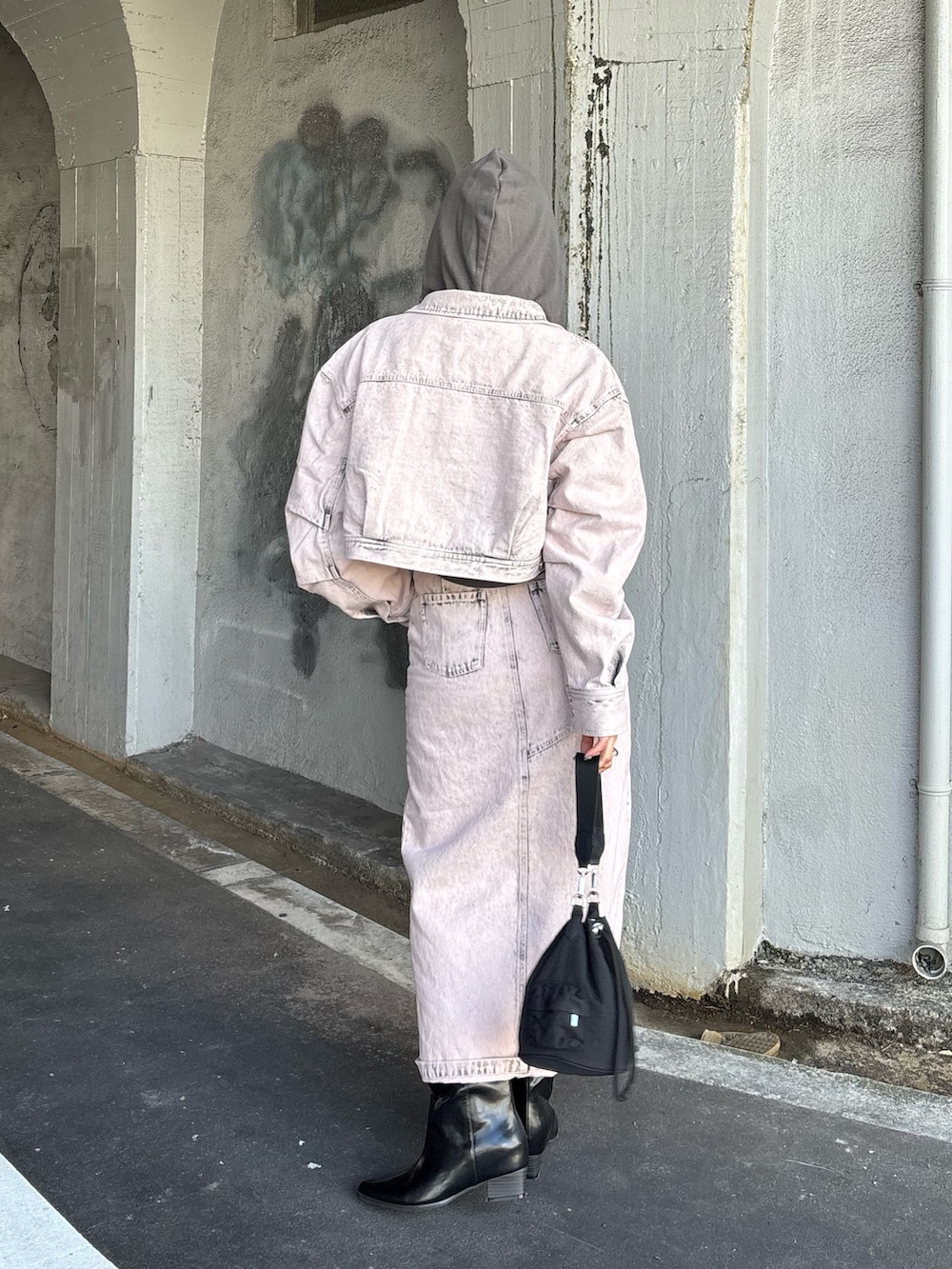 「MURUAの【セット販売】デニムジャケット&ロングスカートセット（セットアップ、ピンク系）」を使った、辻村奈々さん（レディース・159cm）の冬コーディネートの5枚目の写真