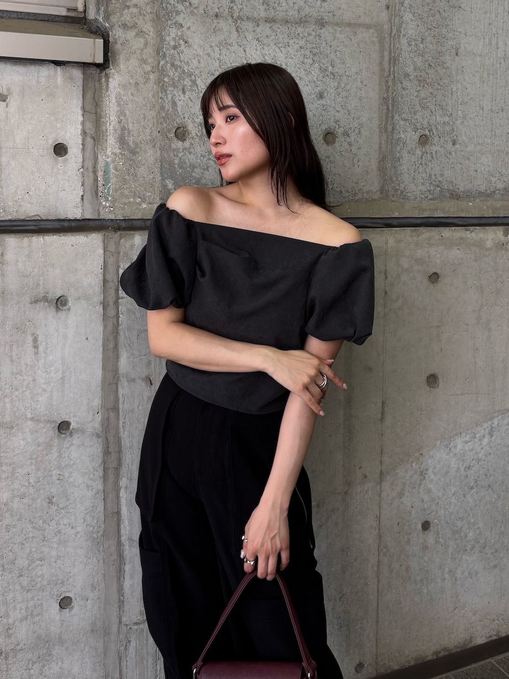 ブラック系のシャツ/ブラウス、ブラック系のカーゴパンツ、ブラック系のブーツを着用したレディースの夏コーディネートの3枚目の写真