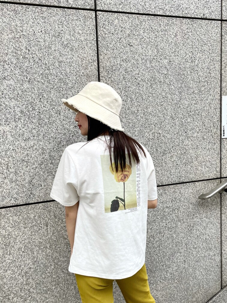 ベージュ系のサンダル、ホワイト系のTシャツ/カットソー、イエロー系のその他パンツを着用したレディースの春コーディネートの2枚目の写真