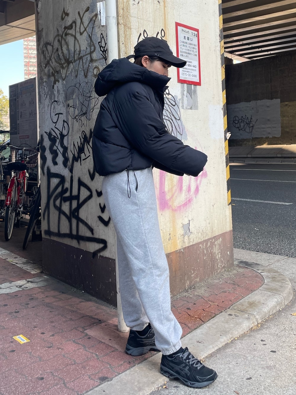 ブルー系のニット/セーター、ブラック系のダウンジャケット/コートを着用したレディースの冬コーディネートの3枚目の写真