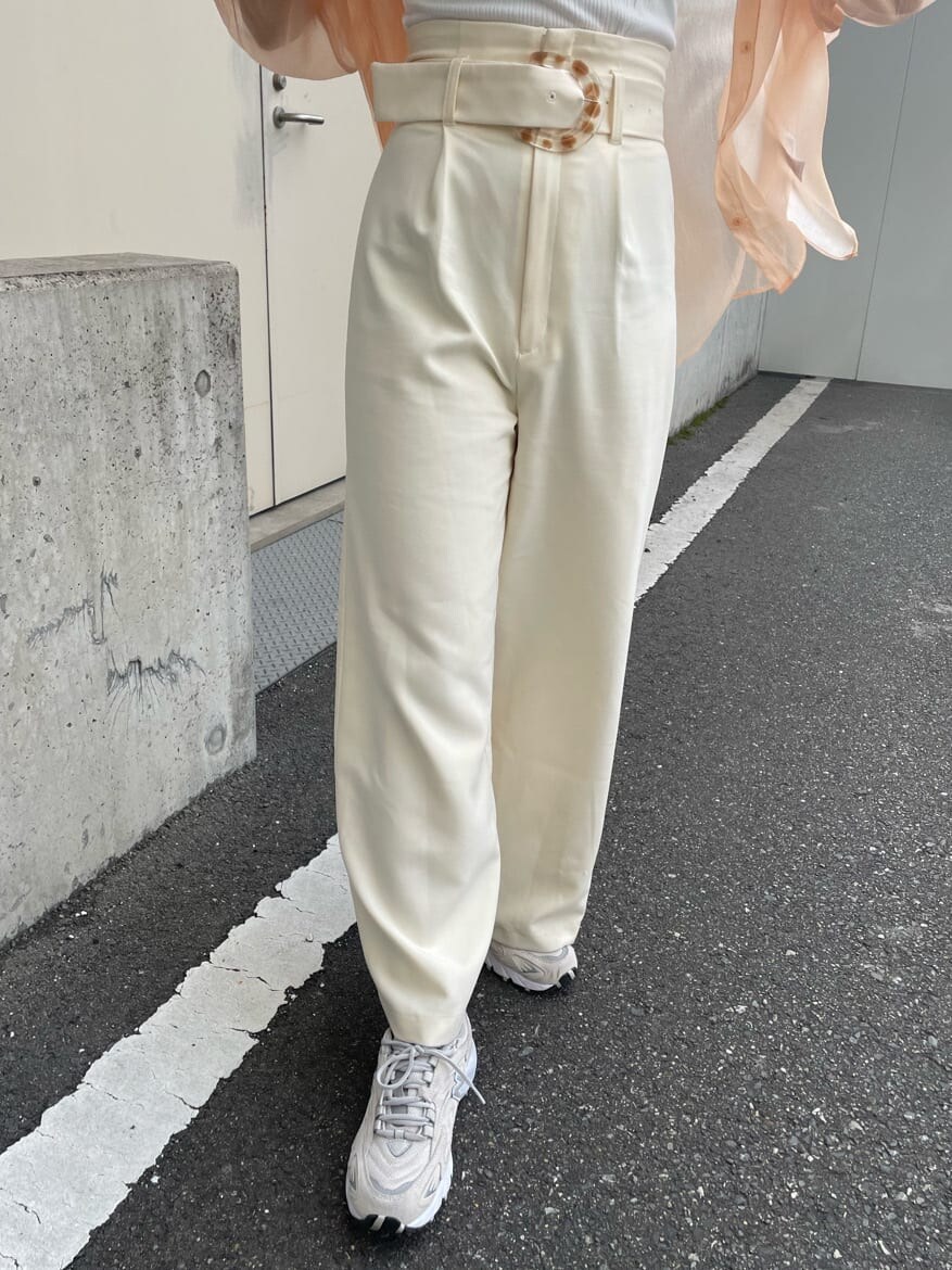 ホワイト系のスラックス、ホワイト系のハンドバッグ、ホワイト系のタンクトップを着用したレディースの春コーディネートの8枚目の写真