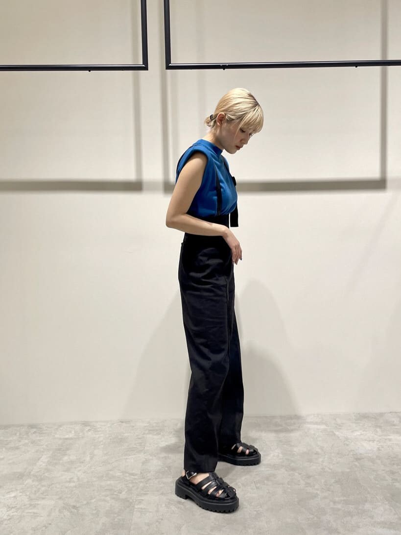 ブラック系のつなぎ/オールインワン、ブラック系のサンダル、ブルー系のタンクトップを着用したレディースの春コーディネートの3枚目の写真