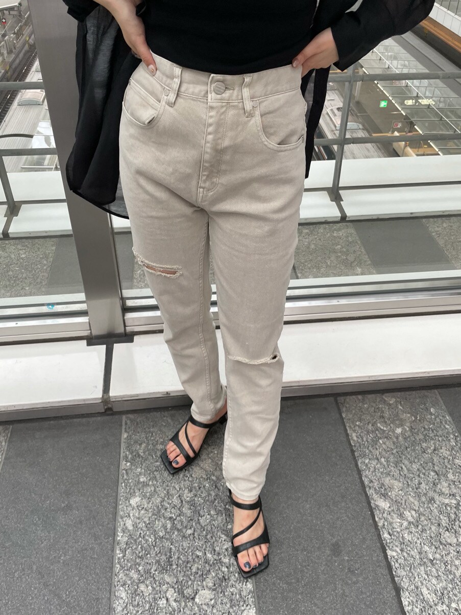 ブラック系のショルダーバッグ、ブラック系のシャツ/ブラウス、グレー系のその他パンツを着用したレディースの春コーディネートの7枚目の写真