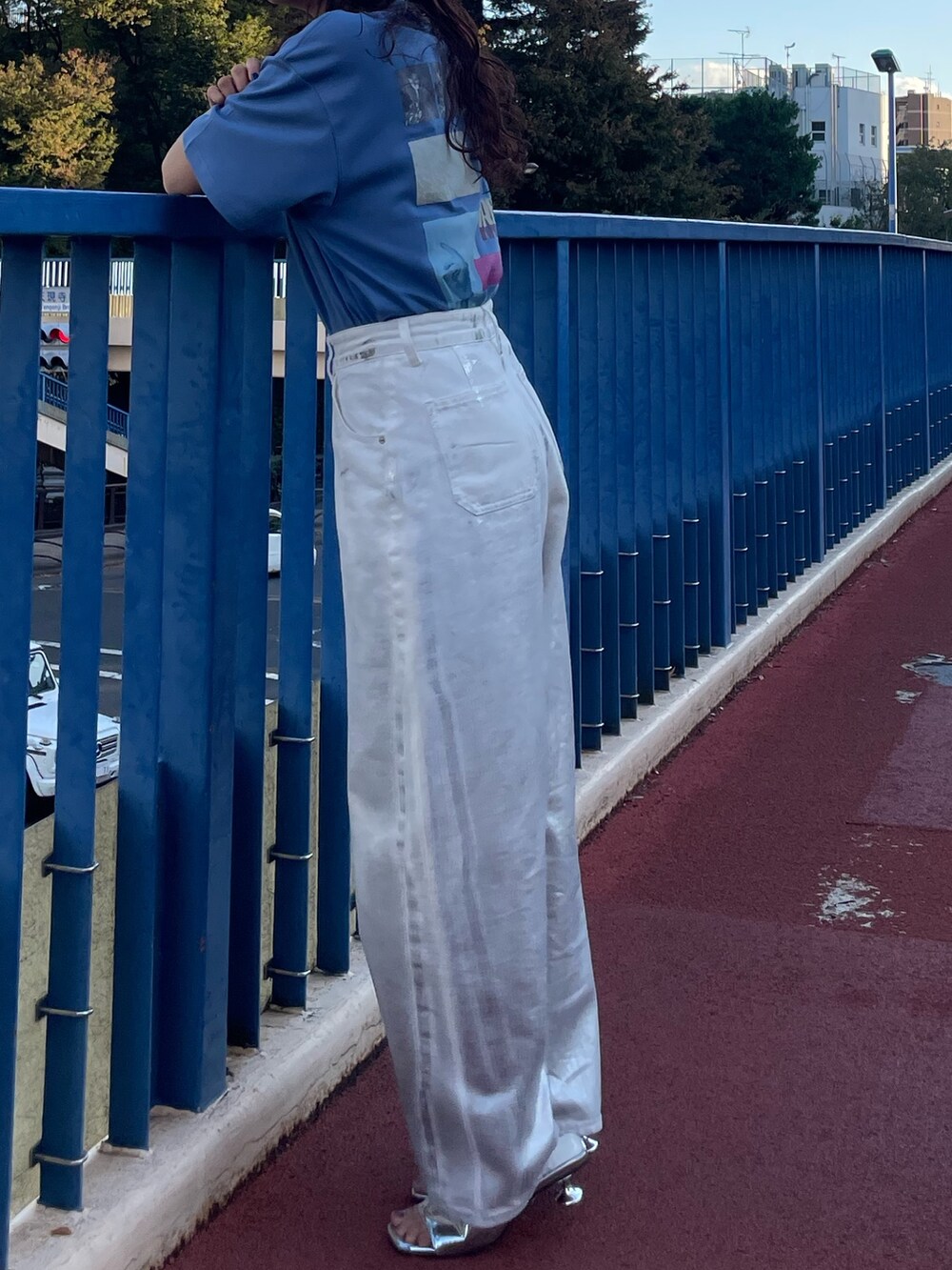 ブルー系のTシャツ/カットソー、ホワイト系のデニムパンツを着用したレディースの春コーディネートの2枚目の写真