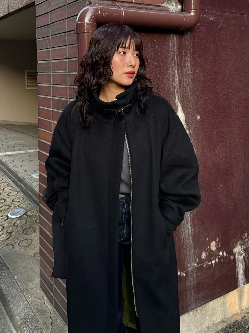 ブラック系のその他アウター、ブラック系のハンドバッグを着用したレディースの冬コーディネートの3枚目の写真