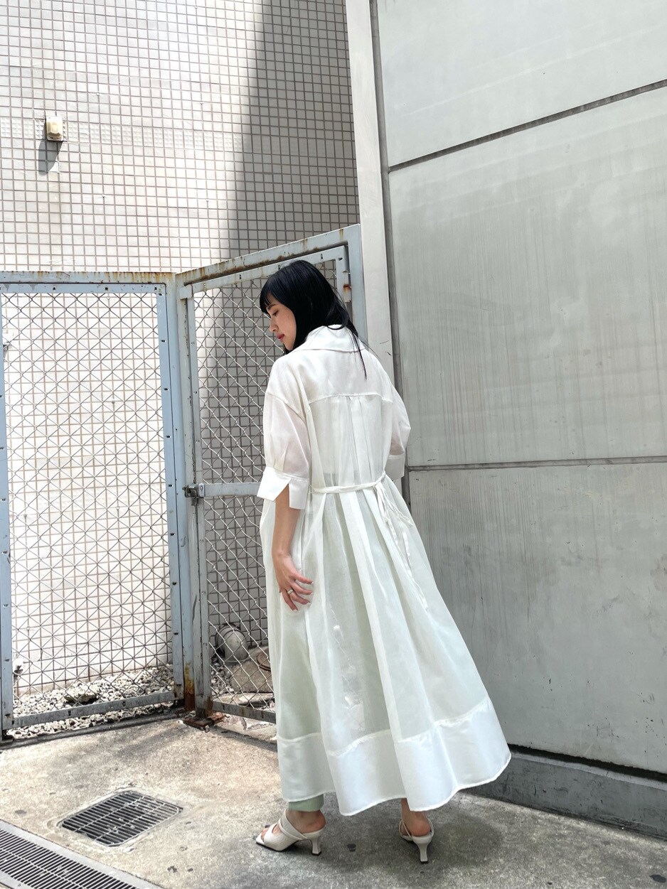 グリーン系のその他パンツ、ホワイト系のトレンチコート、ホワイト系のサンダルを着用したレディースの春コーディネートの5枚目の写真