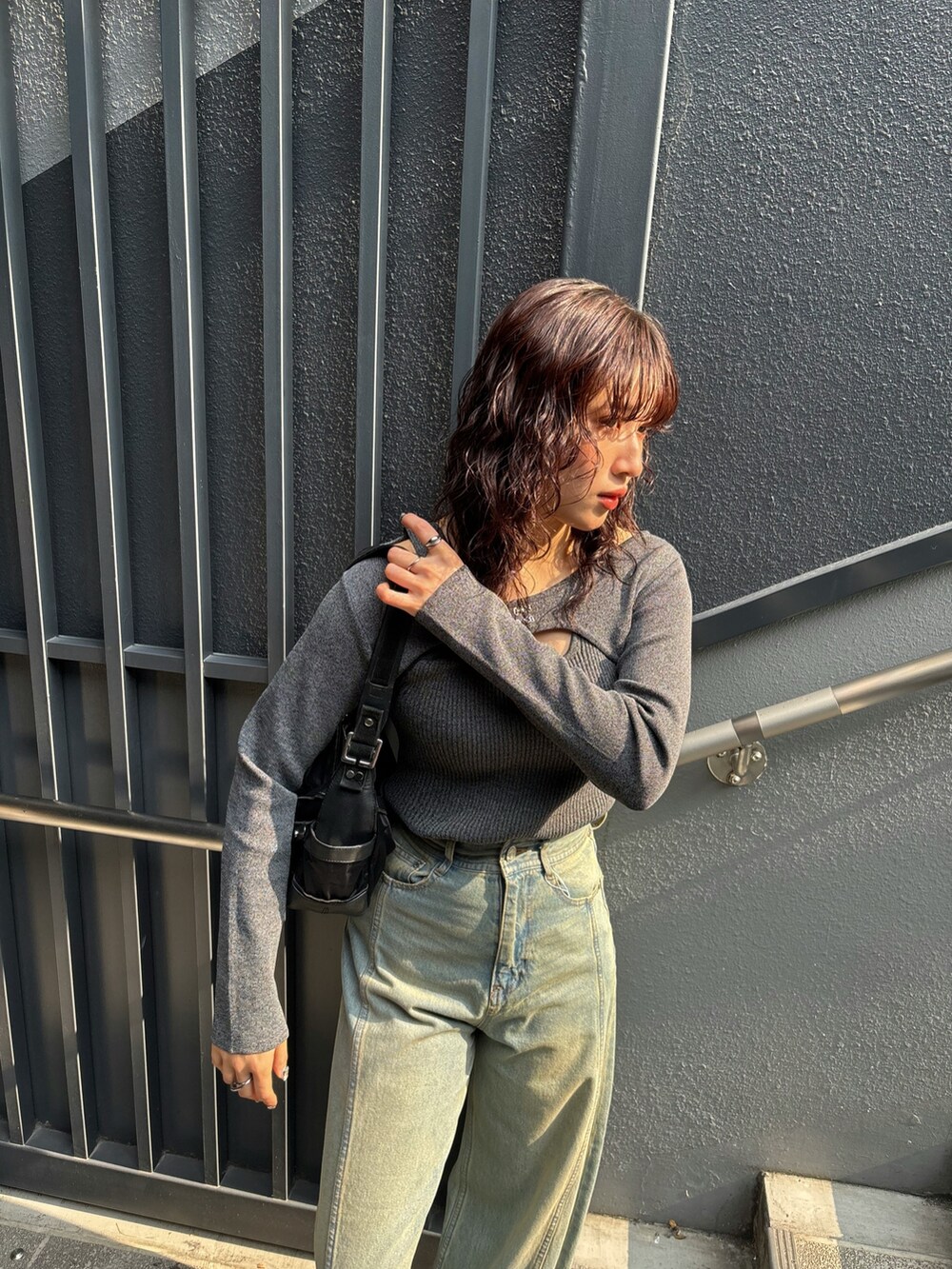 その他のニット/セーター、ブルー系のデニムパンツを着用したレディースの冬コーディネートの4枚目の写真