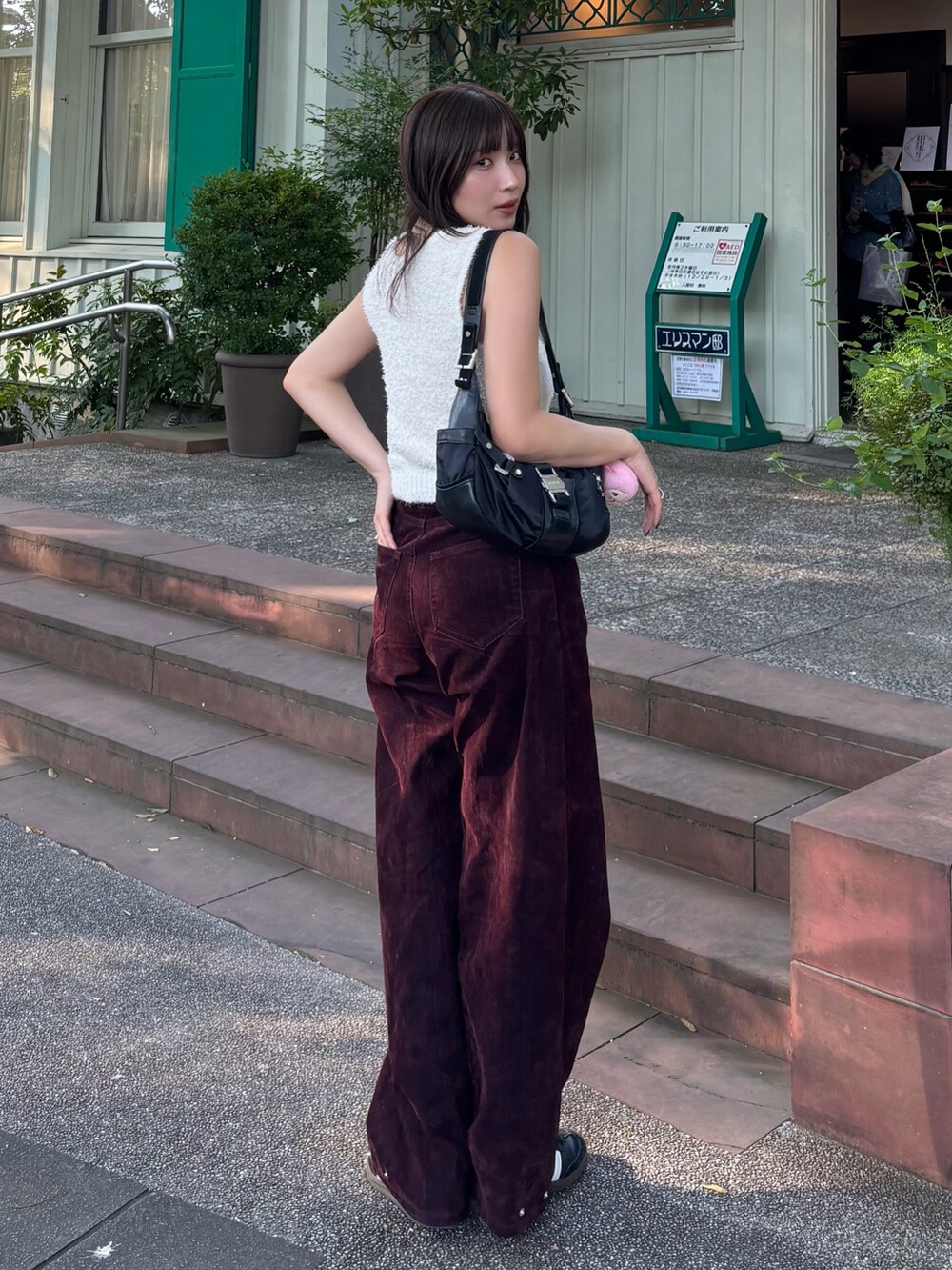 ホワイト系のニット/セーター、レッド系のデニムパンツを着用したレディースの夏コーディネートの3枚目の写真