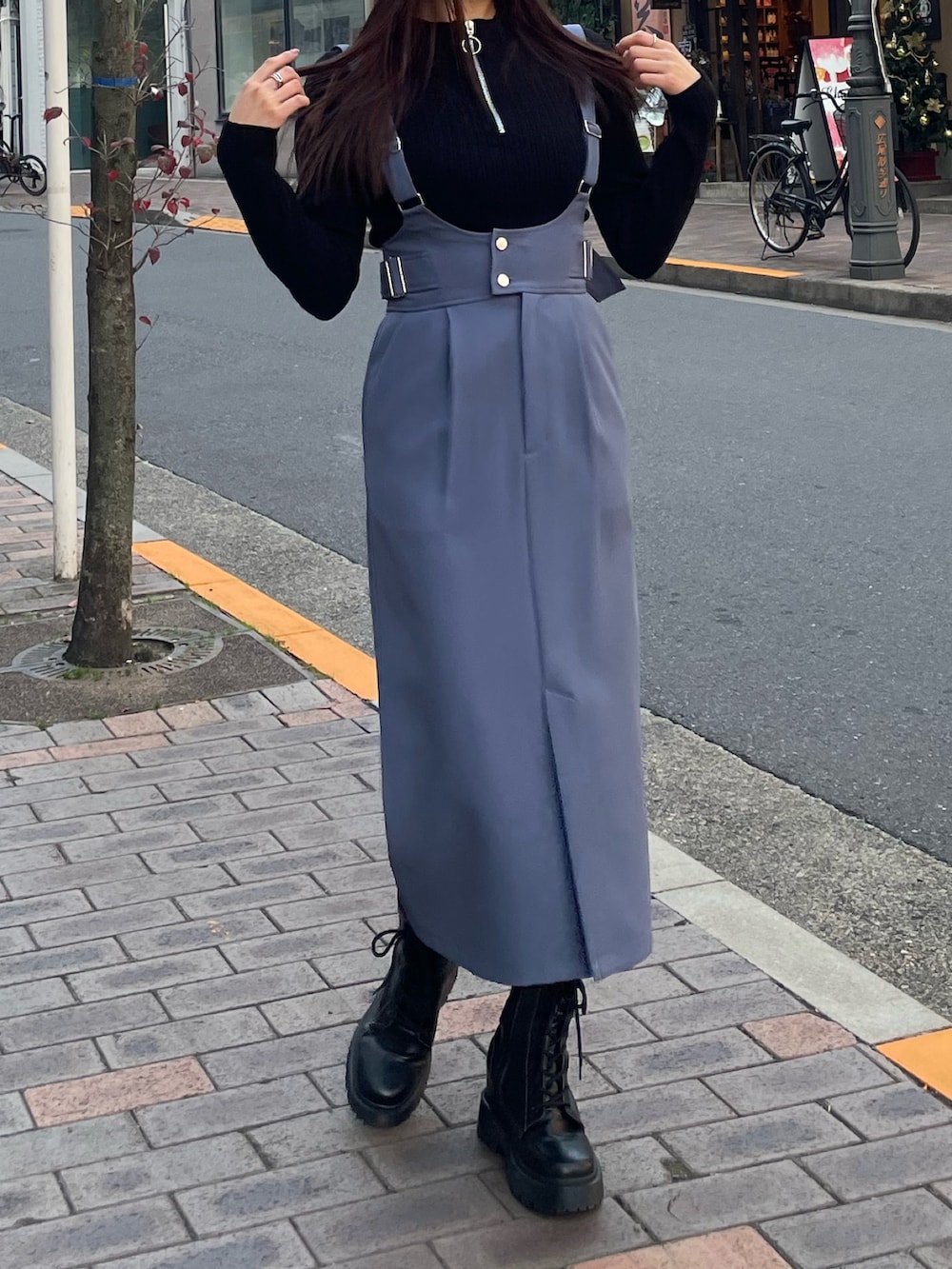 ブルー系のワンピース、ブラック系のニット/セーターを着用したレディースの冬コーディネートの2枚目の写真