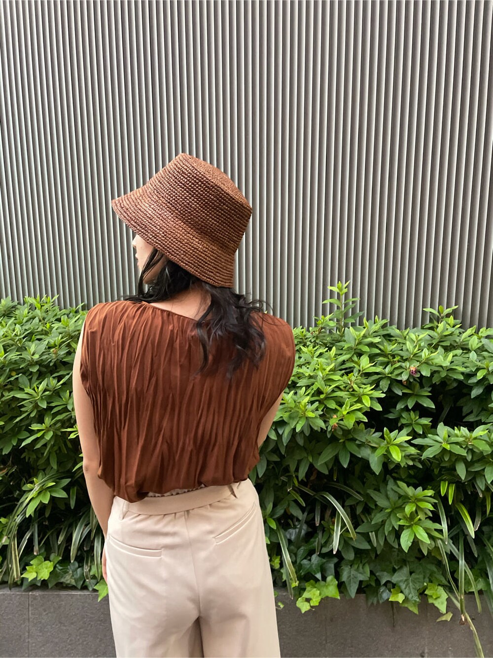 ホワイト系のその他パンツ、ブラウン系のシャツ/ブラウス、ベージュ系のサンダルを着用したレディースの夏コーディネートの6枚目の写真