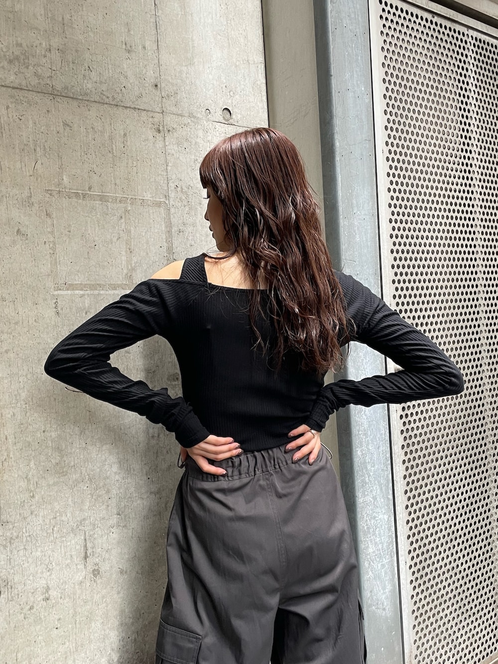 ブラック系のTシャツ/カットソー、グレー系のカーゴパンツを着用したレディースの秋コーディネートの4枚目の写真