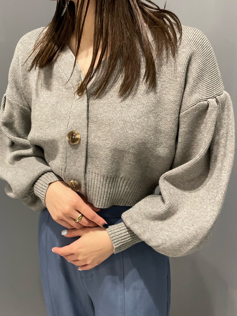 グレー系のカーディガン/ボレロ、ブルー系のスラックスを着用したレディースの冬コーディネートの5枚目の写真