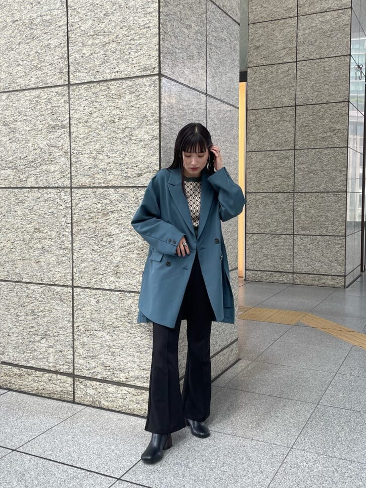 グリーン系のテーラードジャケット、ブラック系のその他パンツ、ブラック系のブーツを着用したレディースの秋コーディネートの2枚目の写真