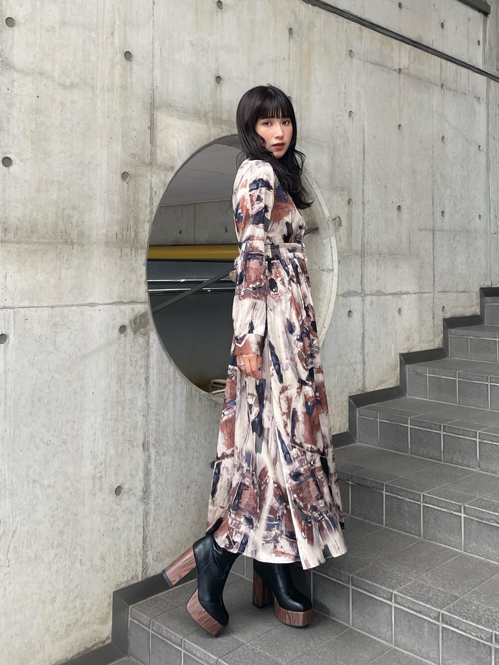 ブルー系のワンピースを着用したレディースの夏コーディネートの2枚目の写真