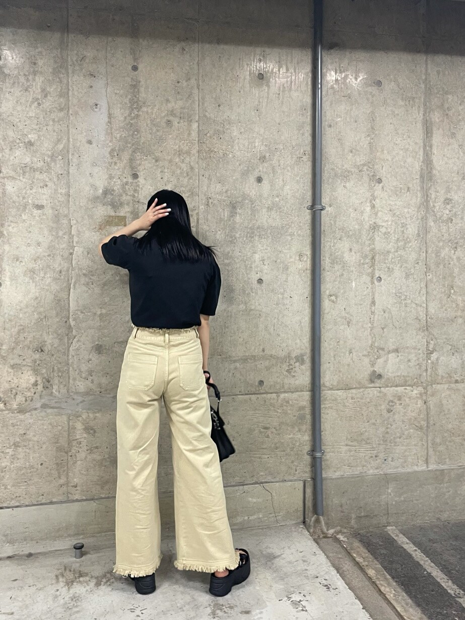 ブラック系のサンダル、ブラック系のハンドバッグ、イエロー系のその他パンツを着用したレディースの春コーディネートの3枚目の写真