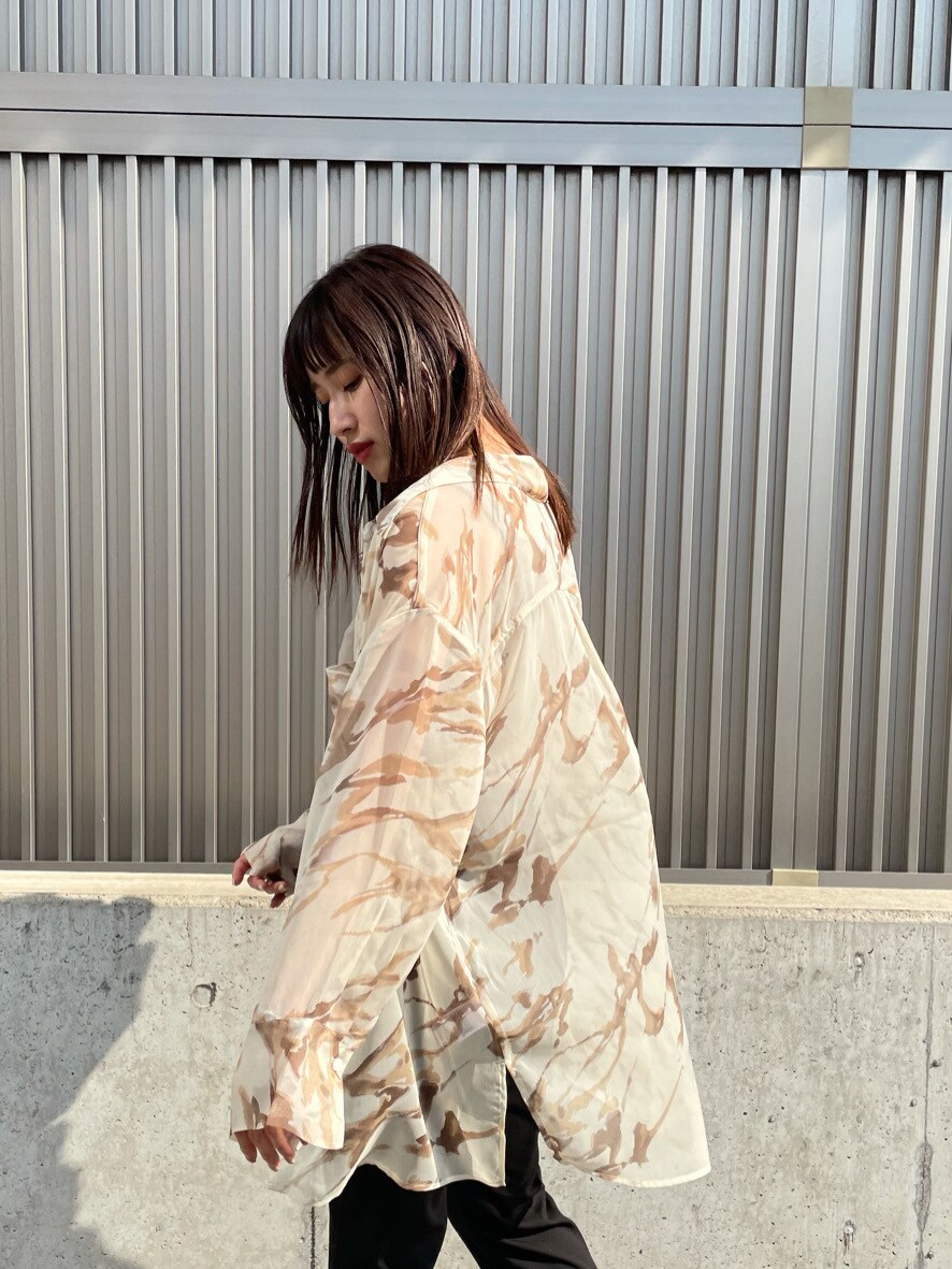 ブラック系のその他パンツ、ブラック系のサンダル、ベージュ系のニット/セーターを着用したレディースの春コーディネートの5枚目の写真