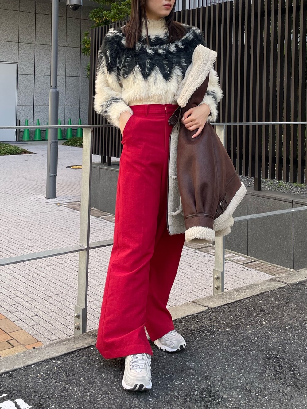 ホワイト系のニット/セーター、ブラウン系のムートンコートを着用したレディースの秋コーディネートの3枚目の写真