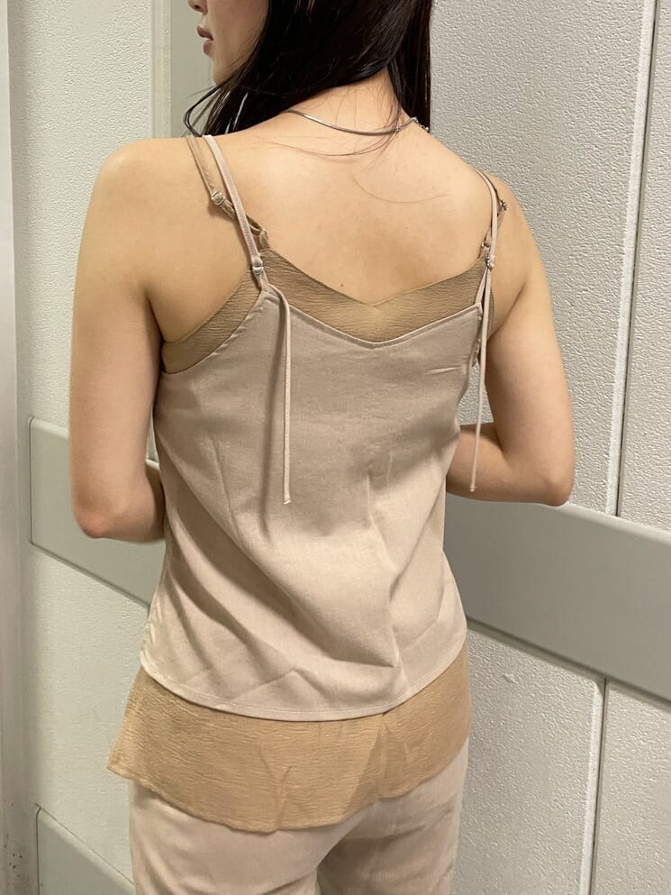 ブラック系のサンダル、ベージュ系のサロペット/オーバーオールを着用したレディースの夏コーディネートの6枚目の写真