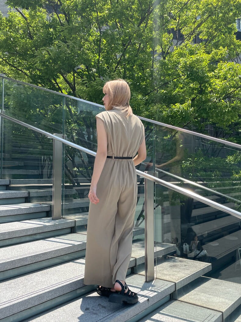 ベージュ系のつなぎ/オールインワン、ブラック系のサンダルを着用したレディースの夏コーディネートの3枚目の写真