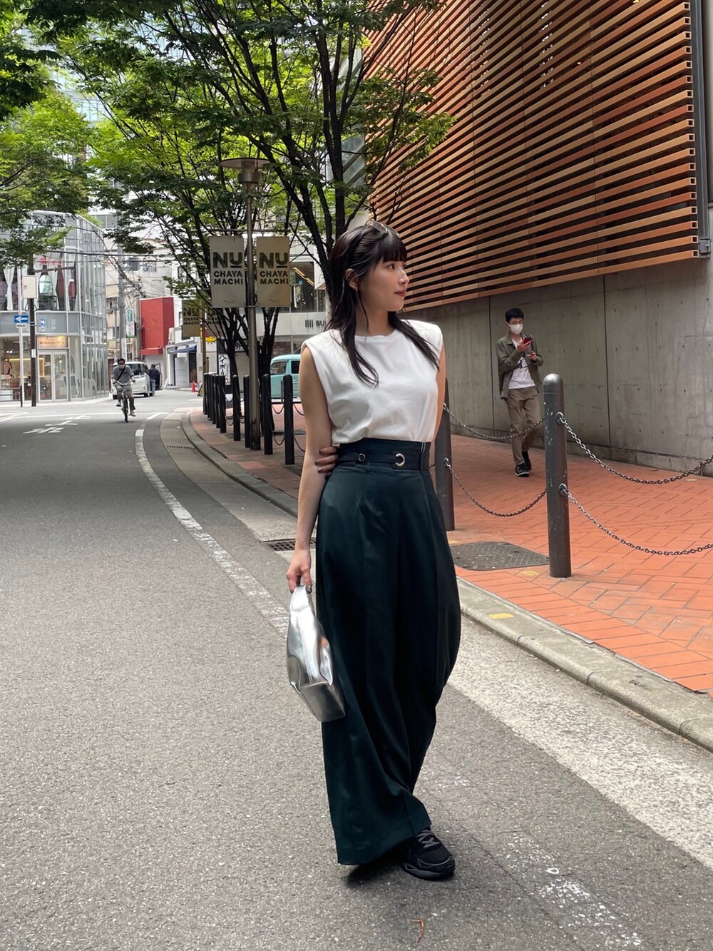 ホワイト系のTシャツ/カットソー、グリーン系のその他パンツを着用したレディースの夏コーディネートの3枚目の写真