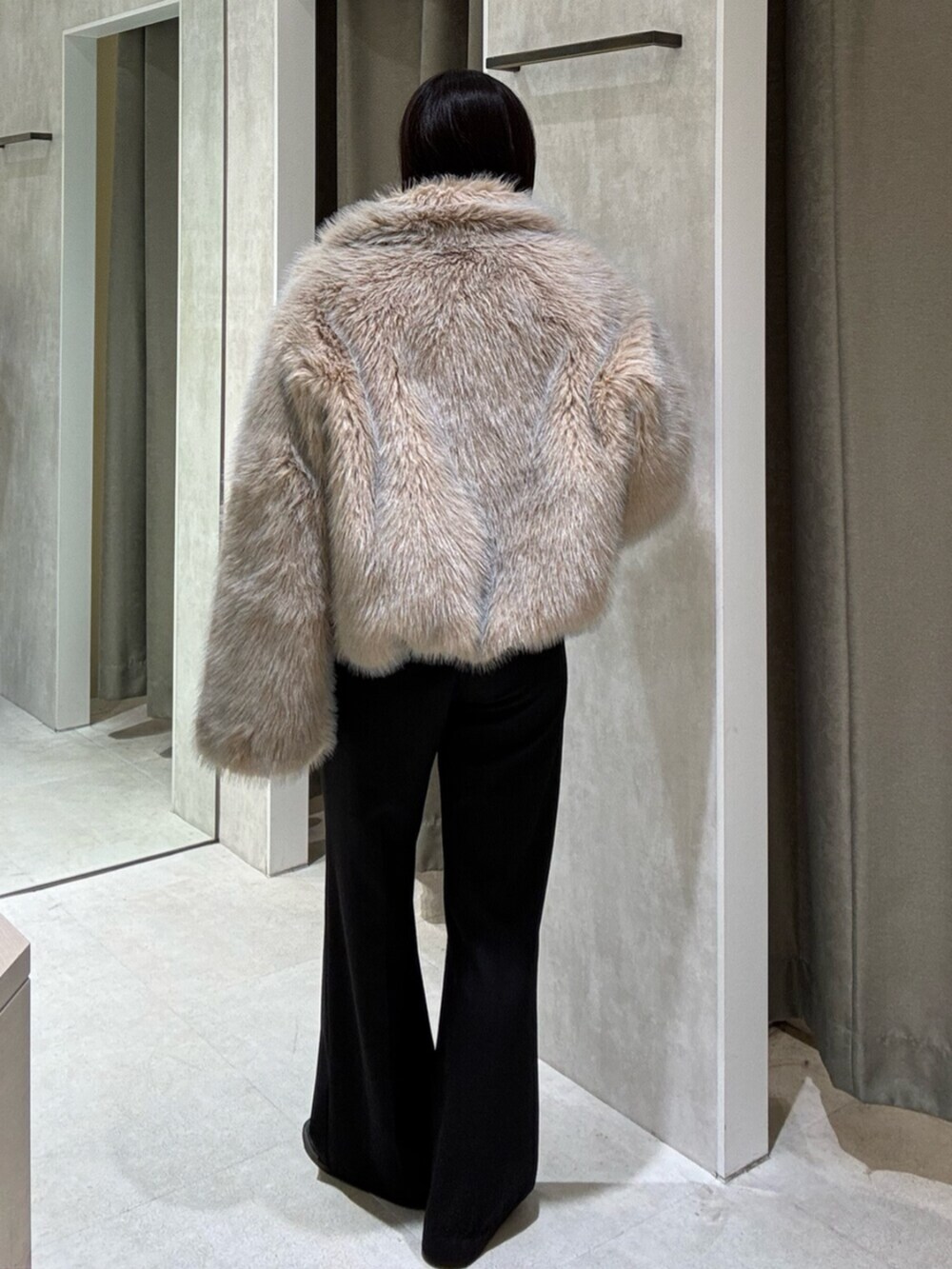 ブラック系のその他パンツ、ベージュ系のブルゾン、グレー系のデニムジャケットを着用したレディースの秋コーディネートの4枚目の写真