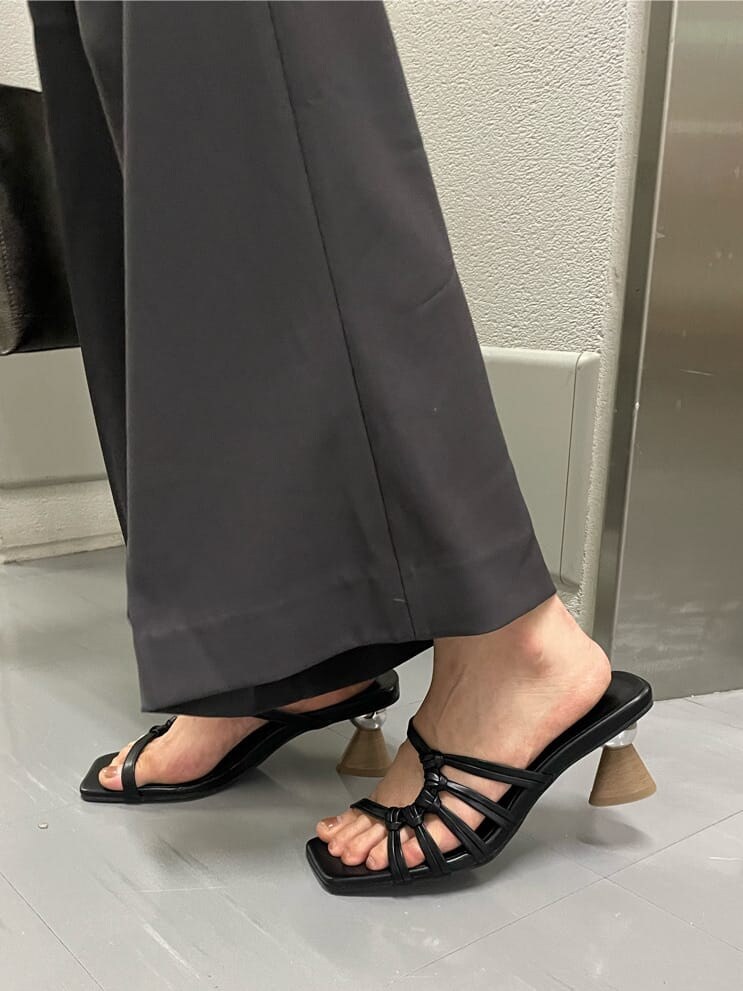 グレー系のつなぎ/オールインワン、ブラック系のTシャツ/カットソー、ブラック系のショルダーバッグを着用したレディースの夏コーディネートの7枚目の写真