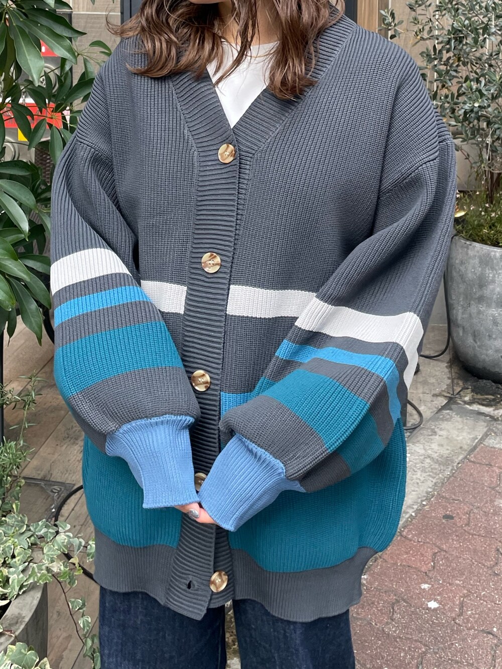 グレー系のカーディガン/ボレロを着用したレディースの冬コーディネートの7枚目の写真