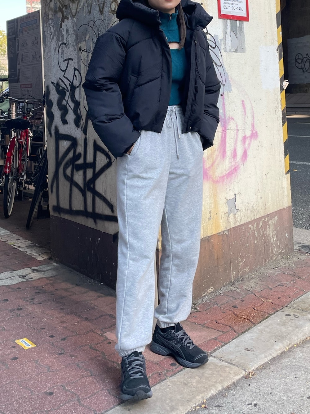 ブルー系のニット/セーター、ブラック系のダウンジャケット/コートを着用したレディースの冬コーディネートの2枚目の写真