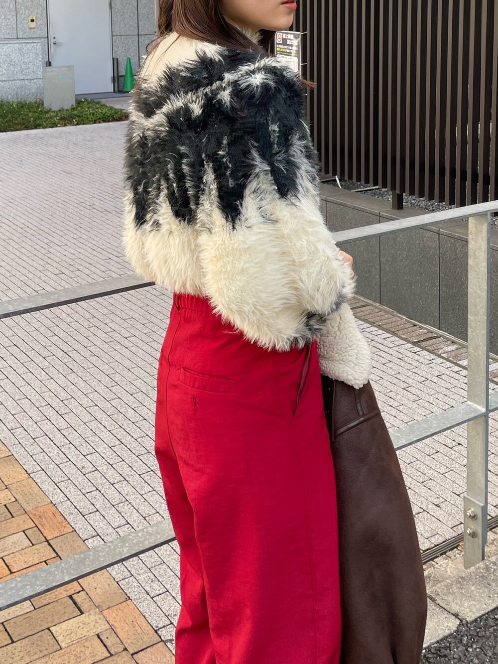 ホワイト系のニット/セーター、ブラウン系のムートンコートを着用したレディースの秋コーディネートの6枚目の写真