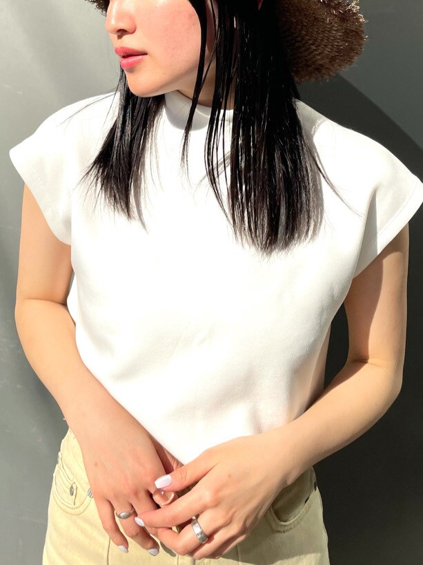 ホワイト系のTシャツ/カットソー、イエロー系のその他パンツ、ホワイト系のサンダルを着用したレディースの春コーディネートの3枚目の写真